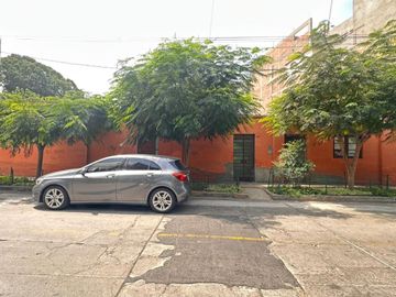 Se vende casa como TERRENO en esquina en plena zona de crecimiento vertical en Barranco