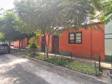 Se vende casa como TERRENO en esquina en plena zona de crecimiento vertical en Barranco