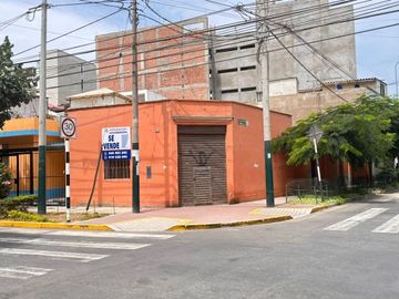 Se vende casa como TERRENO en esquina en plena zona de crecimiento vertical en Barranco