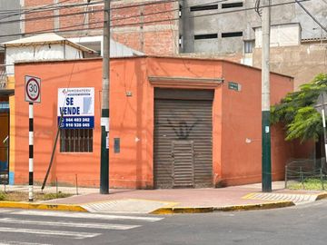 Se vende casa como TERRENO en esquina en plena zona de crecimiento vertical en Barranco
