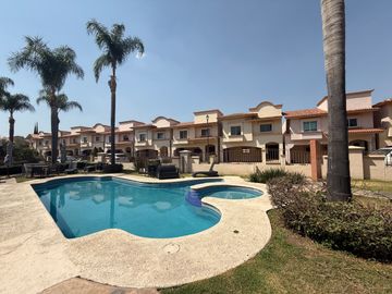 Casa en venta en Villa California Remodelada