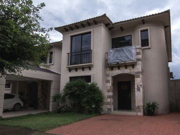 Hermosa Casa de Venta en Bosques de la Costa