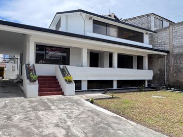 CASA AMPLIA EN SAN ANTONIO - MITAD DEL MUNDO