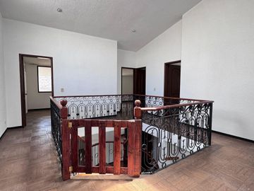 CASA AMPLIA EN SAN ANTONIO - MITAD DEL MUNDO