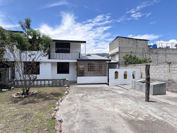 CASA AMPLIA EN SAN ANTONIO - MITAD DEL MUNDO