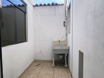 VENDO LINDO DEPARTAMENTO TERCER PISO URB. ROSA DE AMERICA(ALORA)