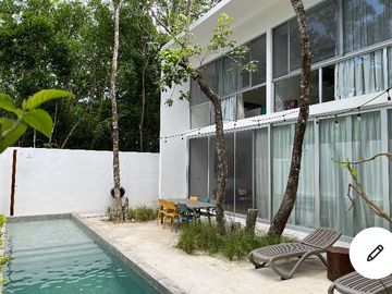 MODERNA CASA DENTRO DE MAYAKOBA, CON ACABADOS DE LUJO, 3 REC Y AMPLIO JARDIN CON ALBERCA