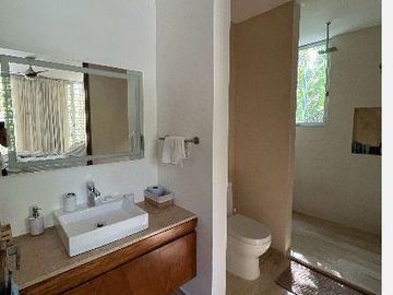 MODERNA CASA DENTRO DE MAYAKOBA, CON ACABADOS DE LUJO, 3 REC Y AMPLIO JARDIN CON ALBERCA