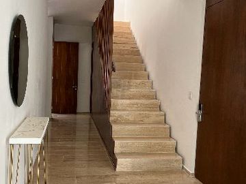 MODERNA CASA DENTRO DE MAYAKOBA, CON ACABADOS DE LUJO, 3 REC Y AMPLIO JARDIN CON ALBERCA