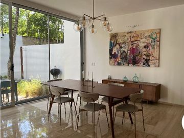 MODERNA CASA DENTRO DE MAYAKOBA, CON ACABADOS DE LUJO, 3 REC Y AMPLIO JARDIN CON ALBERCA