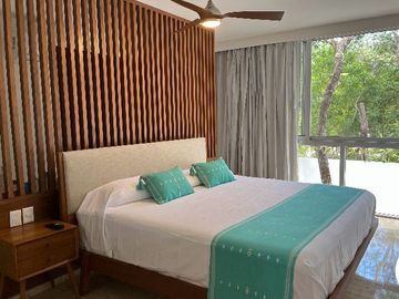 MODERNA CASA DENTRO DE MAYAKOBA, CON ACABADOS DE LUJO, 3 REC Y AMPLIO JARDIN CON ALBERCA
