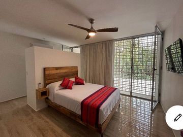 MODERNA CASA DENTRO DE MAYAKOBA, CON ACABADOS DE LUJO, 3 REC Y AMPLIO JARDIN CON ALBERCA