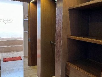 MODERNA CASA DENTRO DE MAYAKOBA, CON ACABADOS DE LUJO, 3 REC Y AMPLIO JARDIN CON ALBERCA