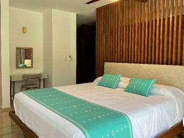 MODERNA CASA DENTRO DE MAYAKOBA, CON ACABADOS DE LUJO, 3 REC Y AMPLIO JARDIN CON ALBERCA