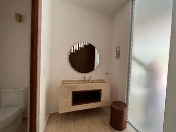 MODERNA CASA DENTRO DE MAYAKOBA, CON ACABADOS DE LUJO, 3 REC Y AMPLIO JARDIN CON ALBERCA
