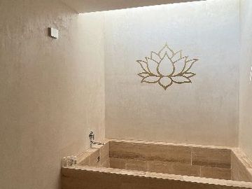MODERNA CASA DENTRO DE MAYAKOBA, CON ACABADOS DE LUJO, 3 REC Y AMPLIO JARDIN CON ALBERCA