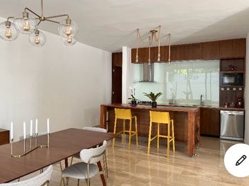 MODERNA CASA DENTRO DE MAYAKOBA, CON ACABADOS DE LUJO, 3 REC Y AMPLIO JARDIN CON ALBERCA