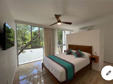 MODERNA CASA DENTRO DE MAYAKOBA, CON ACABADOS DE LUJO, 3 REC Y AMPLIO JARDIN CON ALBERCA