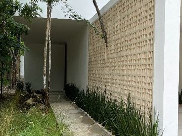 MODERNA CASA DENTRO DE MAYAKOBA, CON ACABADOS DE LUJO, 3 REC Y AMPLIO JARDIN CON ALBERCA