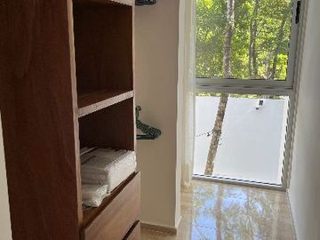 MODERNA CASA DENTRO DE MAYAKOBA, CON ACABADOS DE LUJO, 3 REC Y AMPLIO JARDIN CON ALBERCA