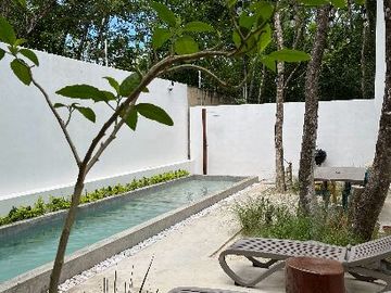 MODERNA CASA DENTRO DE MAYAKOBA, CON ACABADOS DE LUJO, 3 REC Y AMPLIO JARDIN CON ALBERCA