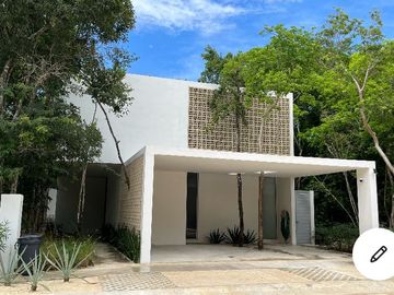 MODERNA CASA DENTRO DE MAYAKOBA, CON ACABADOS DE LUJO, 3 REC Y AMPLIO JARDIN CON ALBERCA