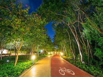MODERNA CASA DENTRO DE MAYAKOBA, CON ACABADOS DE LUJO, 3 REC Y AMPLIO JARDIN CON ALBERCA