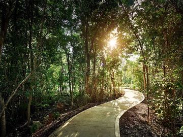 MODERNA CASA DENTRO DE MAYAKOBA, CON ACABADOS DE LUJO, 3 REC Y AMPLIO JARDIN CON ALBERCA