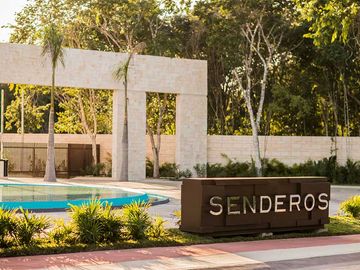 MODERNA CASA DENTRO DE MAYAKOBA, CON ACABADOS DE LUJO, 3 REC Y AMPLIO JARDIN CON ALBERCA