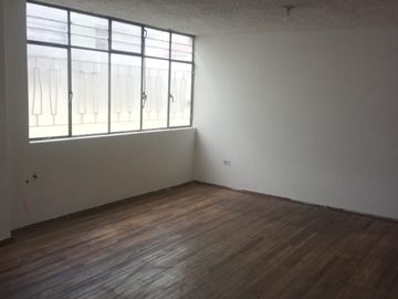 TERRENO COMERCIAL LA UTE CON CONSTRUCCION DE 4 PISOS, CALLE ULLOA Y RUMIPAMBA🍀.