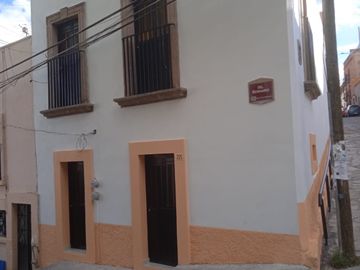 CASA EN VENTA CON LOCAL COMERCIAL EN CENTRO HISTORICO DE ZACATECAS