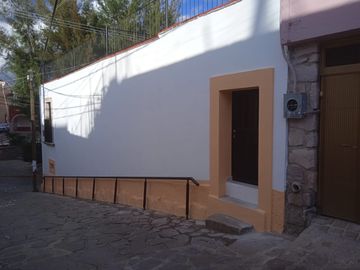 CASA EN VENTA CON LOCAL COMERCIAL EN CENTRO HISTORICO DE ZACATECAS