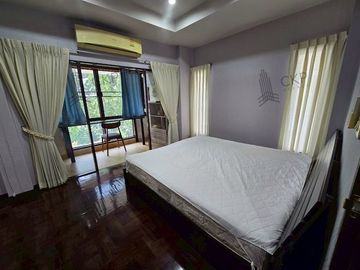 Single house, Baan Boon Nimit Village, good atmosphere, shady, near many main roads, near Big C Suwinthawong and Fashion Island.