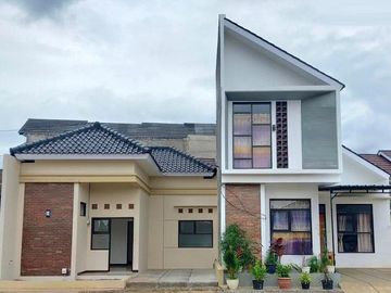 Rumah P.Liv Cihanjuang, 2/1 LANTAI di Cisasawi/Taman Cihanjuang Parongpong Bandung Barat Jual Dijual