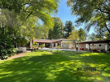 Rancho Señorial Privilegiado, con 3 Pozos y Bella Ecología. Casa estilo Mediterránea amueblada, con alberca, 10 caballerizas: Frontón y Pádel tenis.