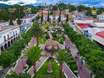 Rancho Señorial Privilegiado, con 3 Pozos y Bella Ecología. Casa estilo Mediterránea amueblada, con alberca, 10 caballerizas: Frontón y Pádel tenis.