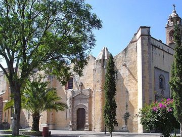 Rancho Señorial Privilegiado, con 3 Pozos y Bella Ecología. Casa estilo Mediterránea amueblada, con alberca, 10 caballerizas: Frontón y Pádel tenis.