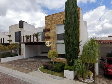 Casa en Cumbres del Lago Juriquilla Querétaro. Remates Exclusivos, Tu nuevo hogar te espera.