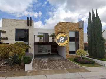Casa en Cumbres del Lago Juriquilla Querétaro. Remates Exclusivos, Tu nuevo hogar te espera.