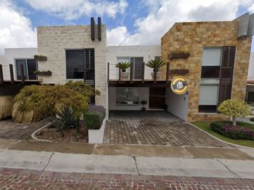 Casa en Cumbres del Lago Juriquilla Querétaro. Remates Exclusivos, Tu nuevo hogar te espera.
