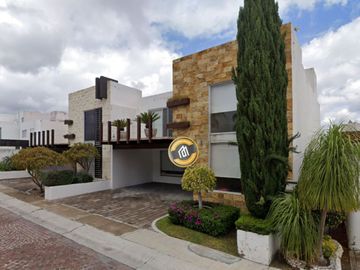 Casa en Cumbres del Lago Juriquilla Querétaro. Remates Exclusivos, Tu nuevo hogar te espera.