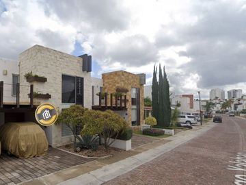 Casa en Cumbres del Lago Juriquilla Querétaro. Remates Exclusivos, Tu nuevo hogar te espera.