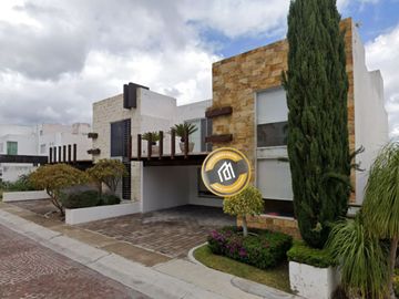 Casa en Cumbres del Lago Juriquilla Querétaro. Remates Exclusivos, Tu nuevo hogar te espera.