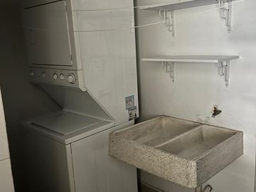 VENDO AMPLIA Y COMODA CSA DE UN PISO EN BOSQUE DE LA HERRADURA