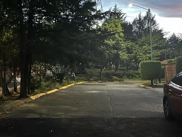 VENDO AMPLIA Y COMODA CSA DE UN PISO EN BOSQUE DE LA HERRADURA