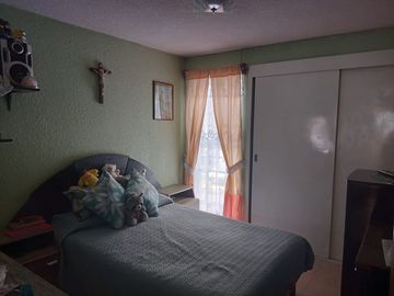 VENDO AMPLIA Y COMODA CSA DE UN PISO EN BOSQUE DE LA HERRADURA