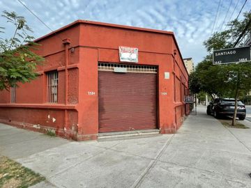 Gran casa esquina de uso comercial y/o habitacional