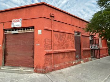 Gran casa esquina de uso comercial y/o habitacional