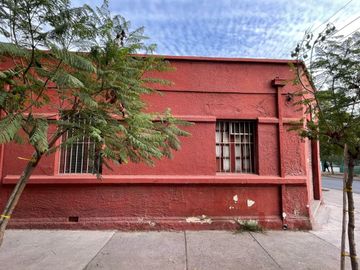 Gran casa esquina de uso comercial y/o habitacional