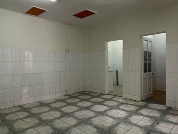 Gran casa esquina de uso comercial y/o habitacional